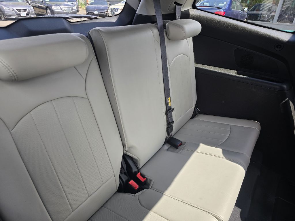 2011 Chevrolet Traverse Image 16