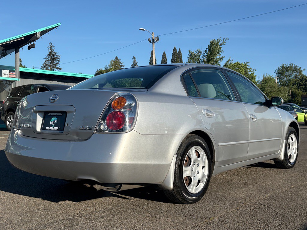 2004 Nissan Altima Image 4