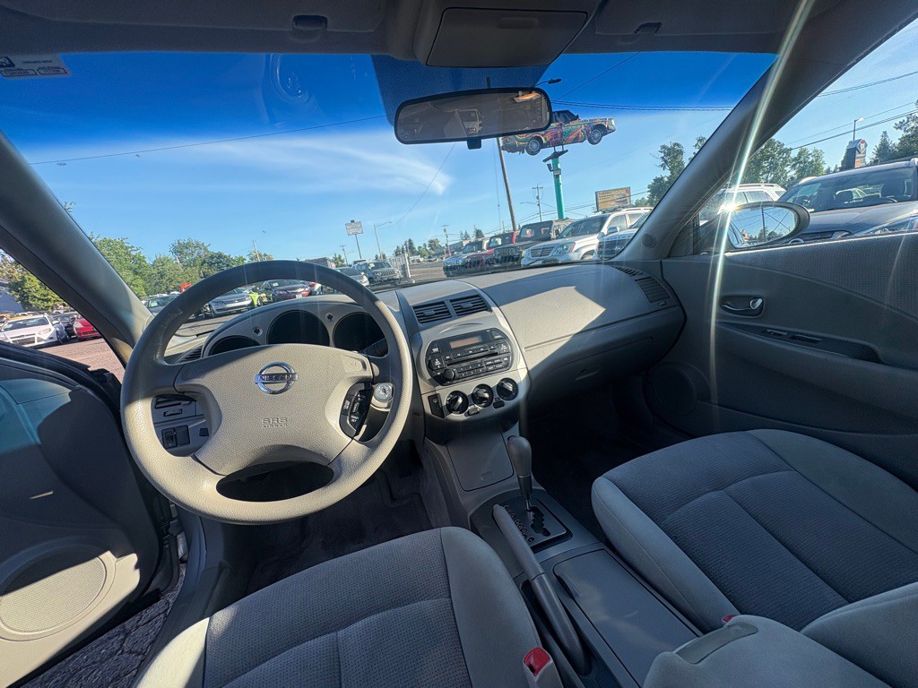 2004 Nissan Altima Image 9