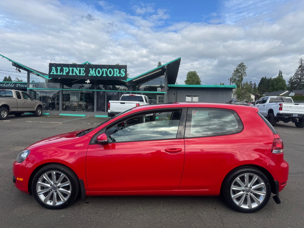 2012 Volkswagen Golf Image 2