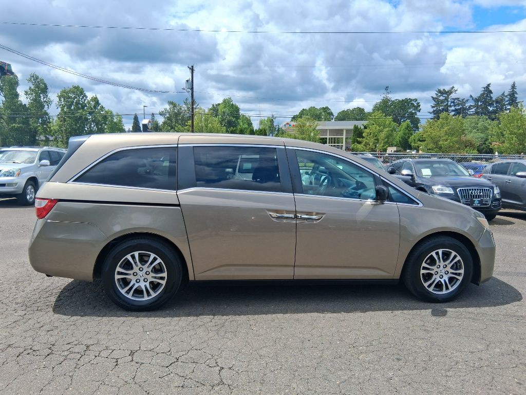 2011 Honda Odyssey Image 2