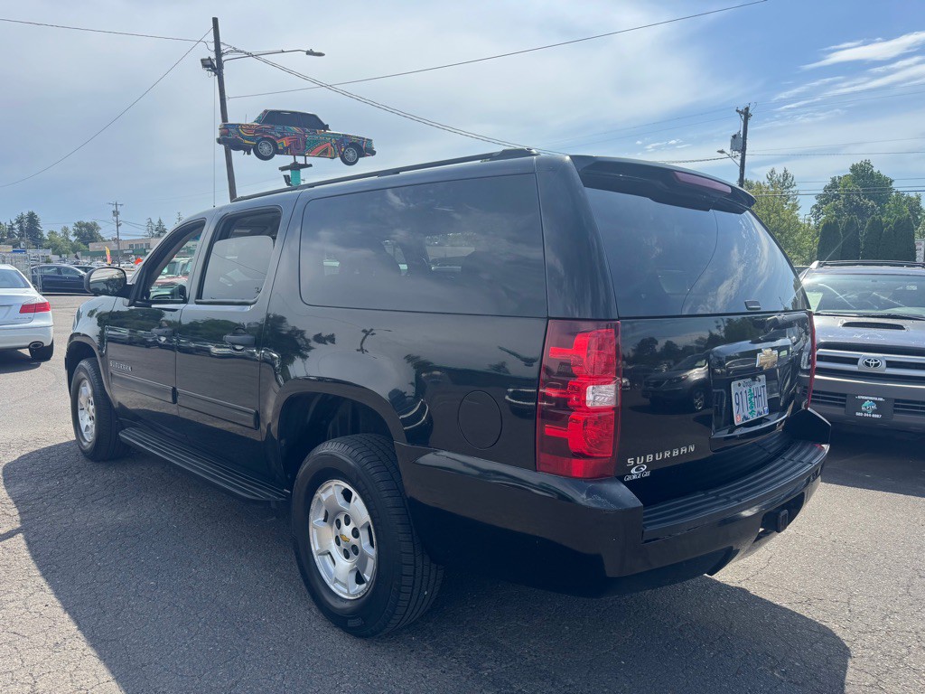 2010 Chevrolet Suburban Image 3