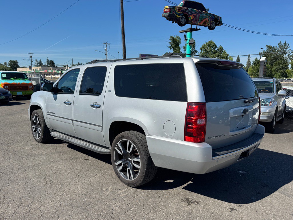 2013 Chevrolet Suburban Image 2