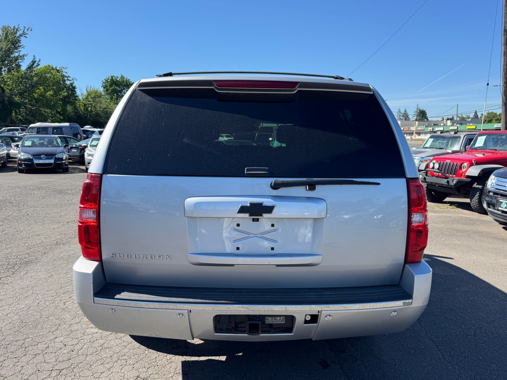 2013 Chevrolet Suburban Image 3