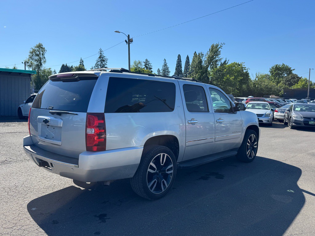 2013 Chevrolet Suburban Image 4