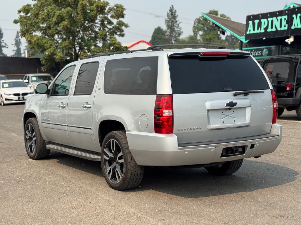 2013 Chevrolet Suburban Image 2