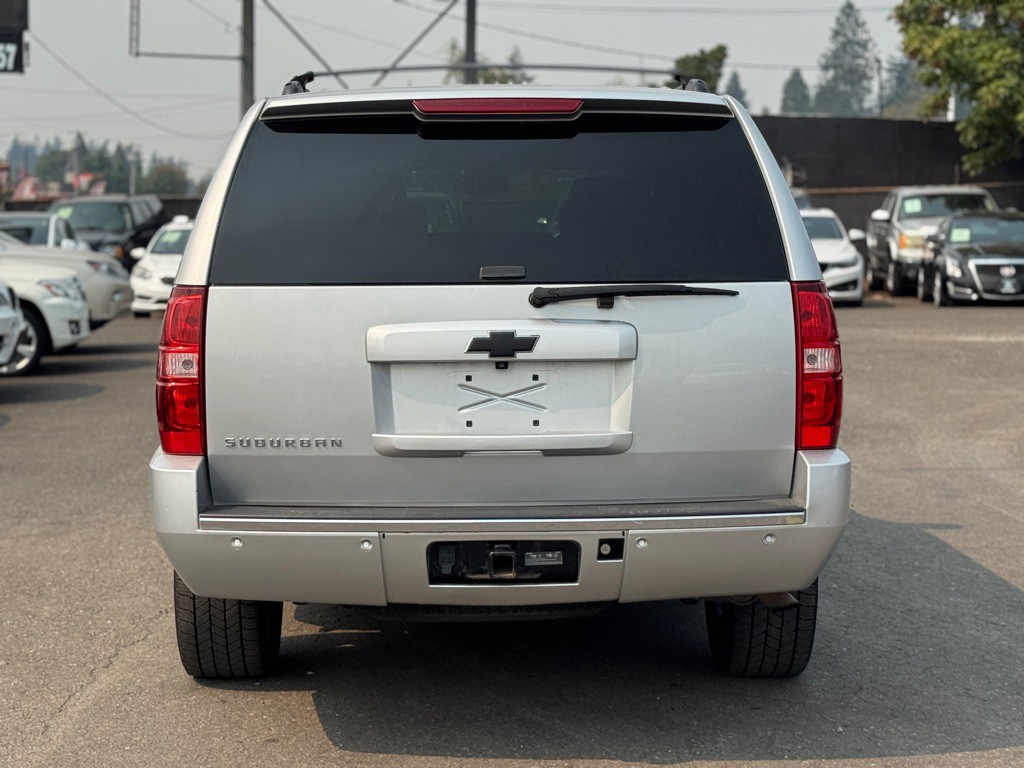 2013 Chevrolet Suburban Image 3