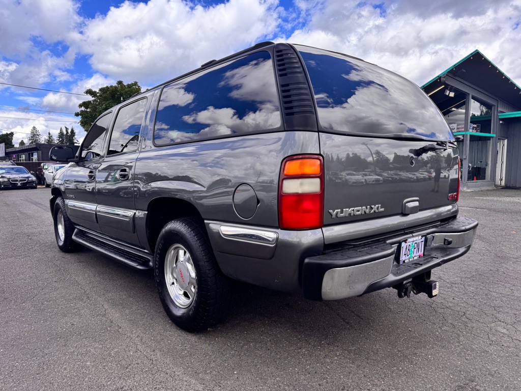 2002 GMC Yukon Image 3