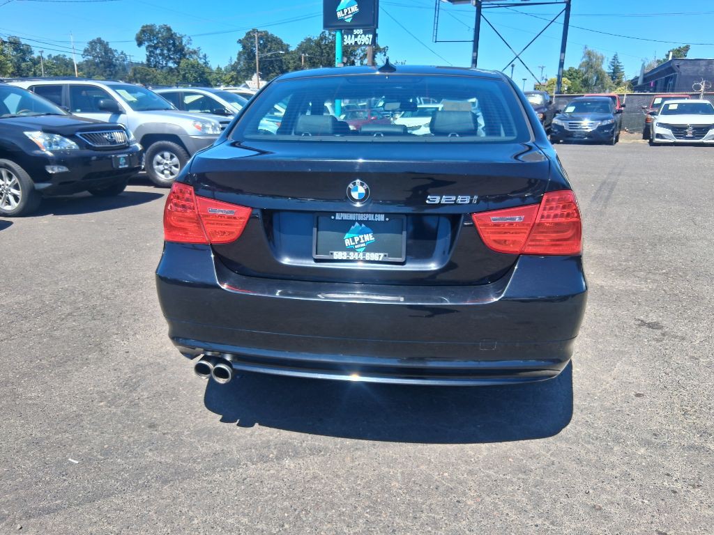 2011 BMW 3 Series Image 2