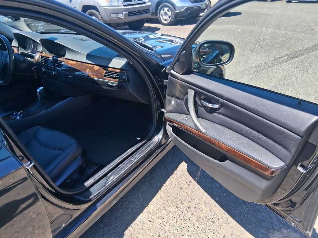 2011 BMW 3 Series Image 12