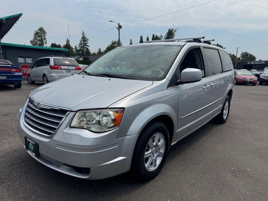 2010 Chrysler Town & Country Image 2