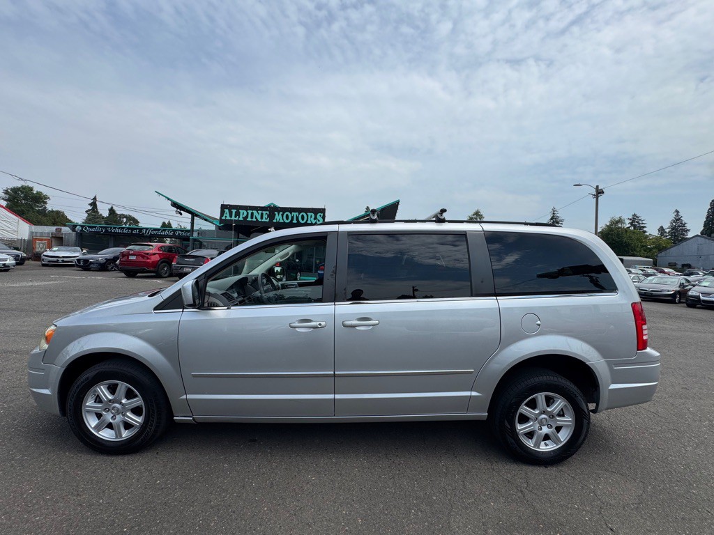2010 Chrysler Town & Country Image 3