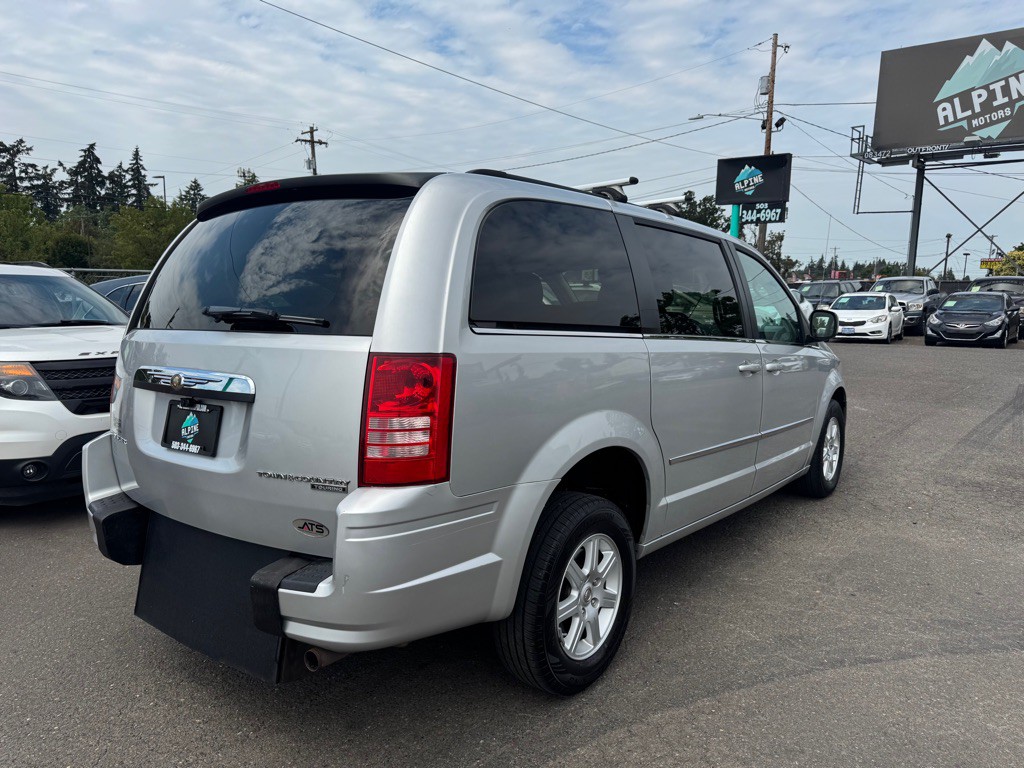 2010 Chrysler Town & Country Image 5