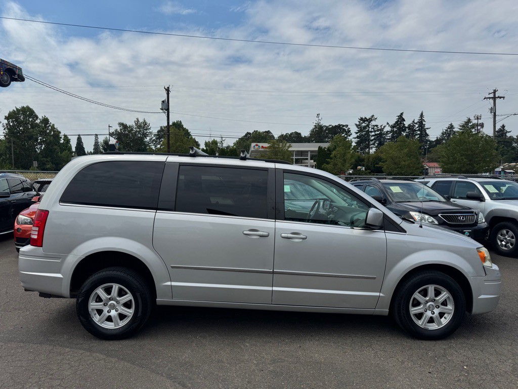 2010 Chrysler Town & Country Image 6