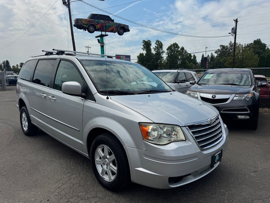 2010 Chrysler Town & Country Image 7