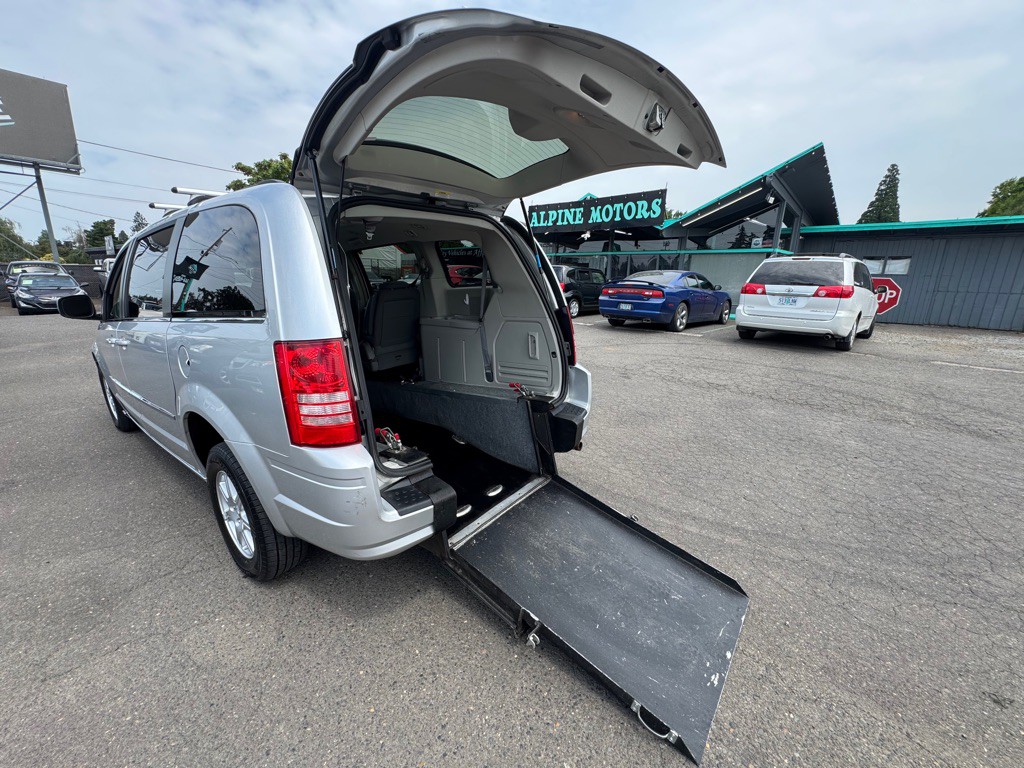 2010 Chrysler Town & Country Image 8