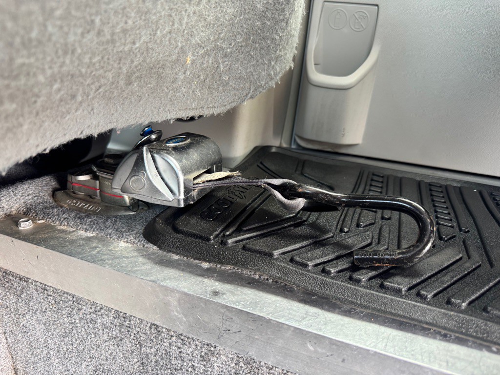 2010 Chrysler Town & Country Image 12