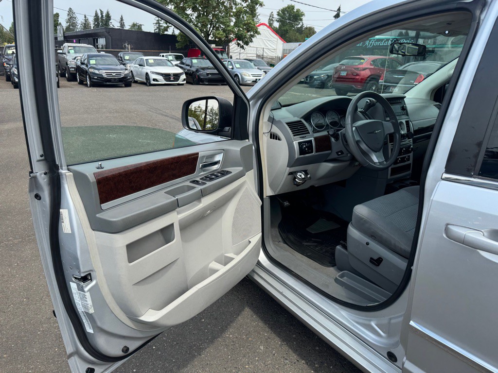 2010 Chrysler Town & Country Image 13