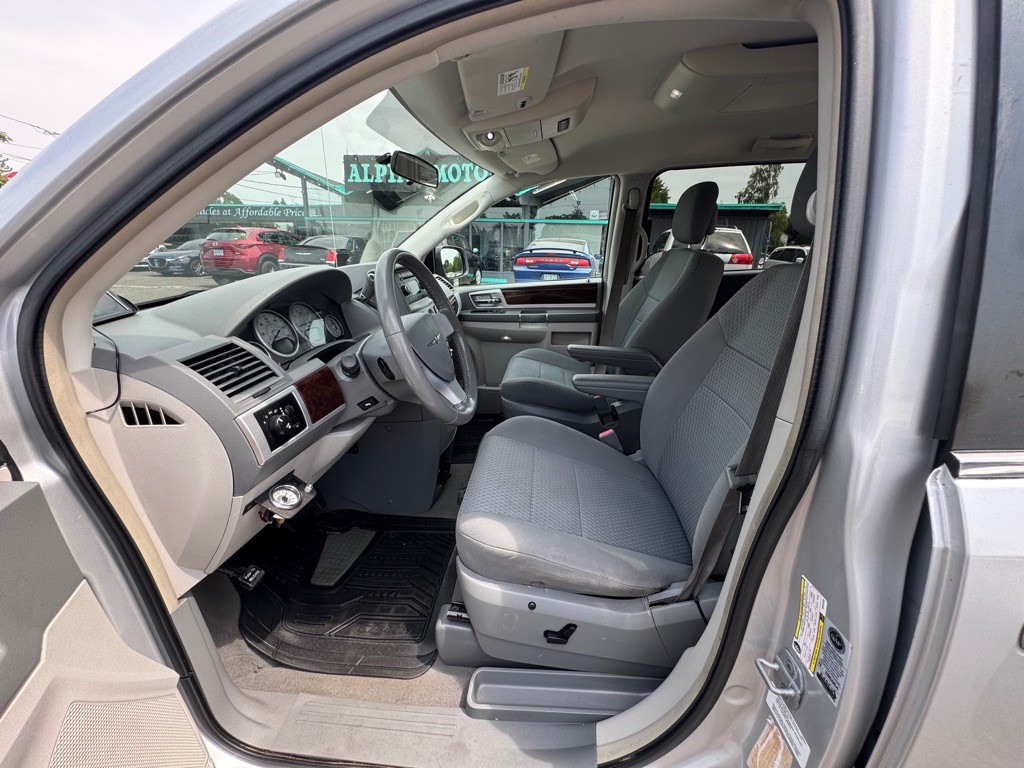 2010 Chrysler Town & Country Image 14