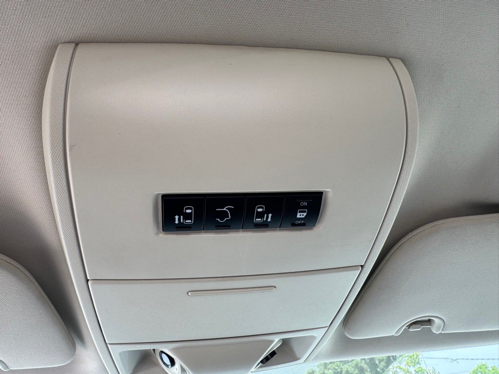 2010 Chrysler Town & Country Image 18