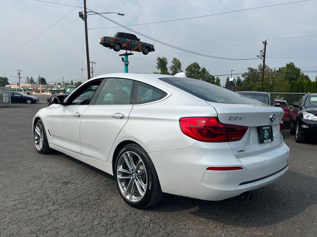 2017 BMW 3 Series Image 2
