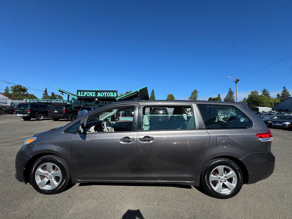 2013 Toyota Sienna Image 2