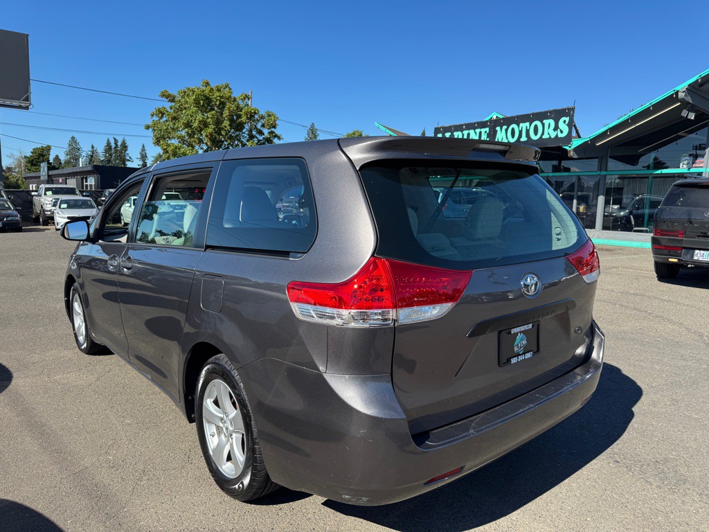 2013 Toyota Sienna Image 3