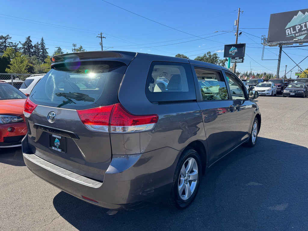 2013 Toyota Sienna Image 4