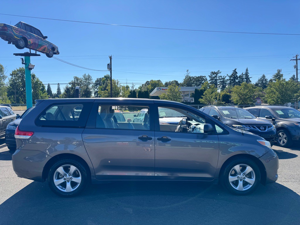 2013 Toyota Sienna Image 5