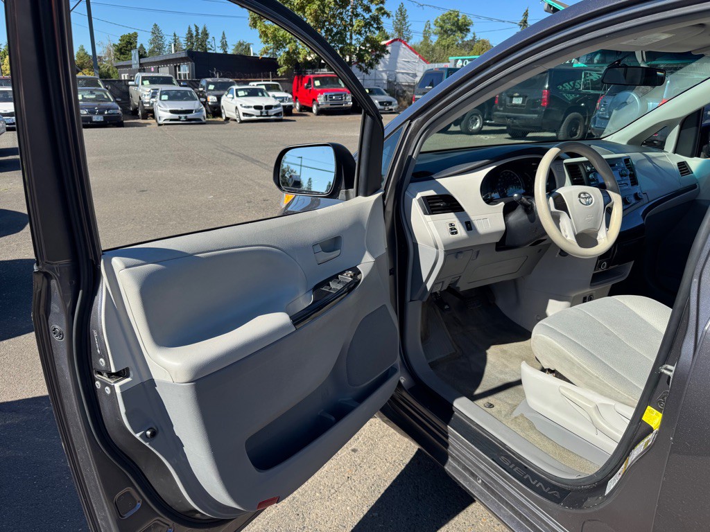 2013 Toyota Sienna Image 8