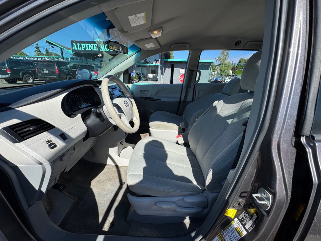 2013 Toyota Sienna Image 9