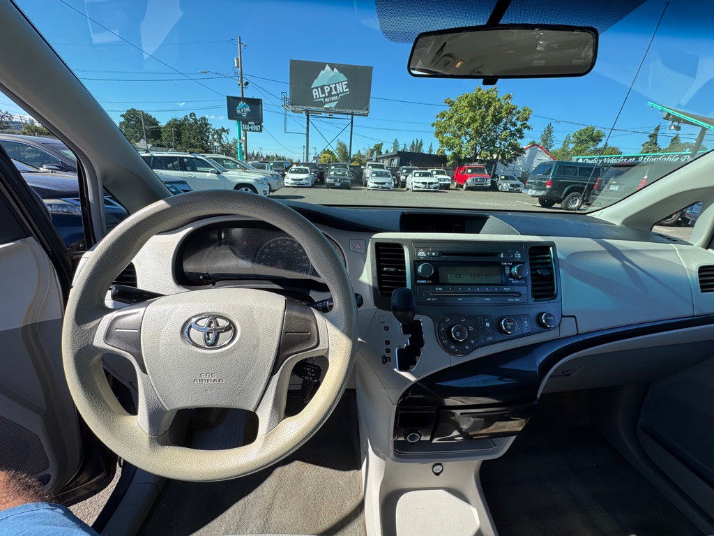2013 Toyota Sienna Image 10