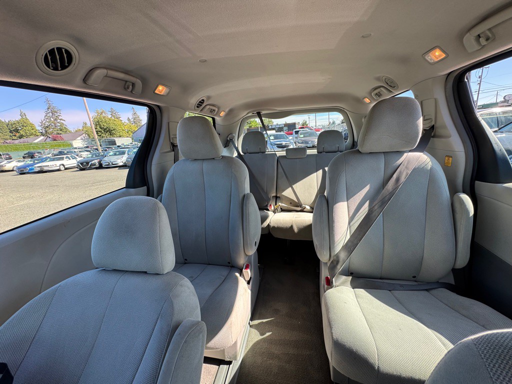 2013 Toyota Sienna Image 11