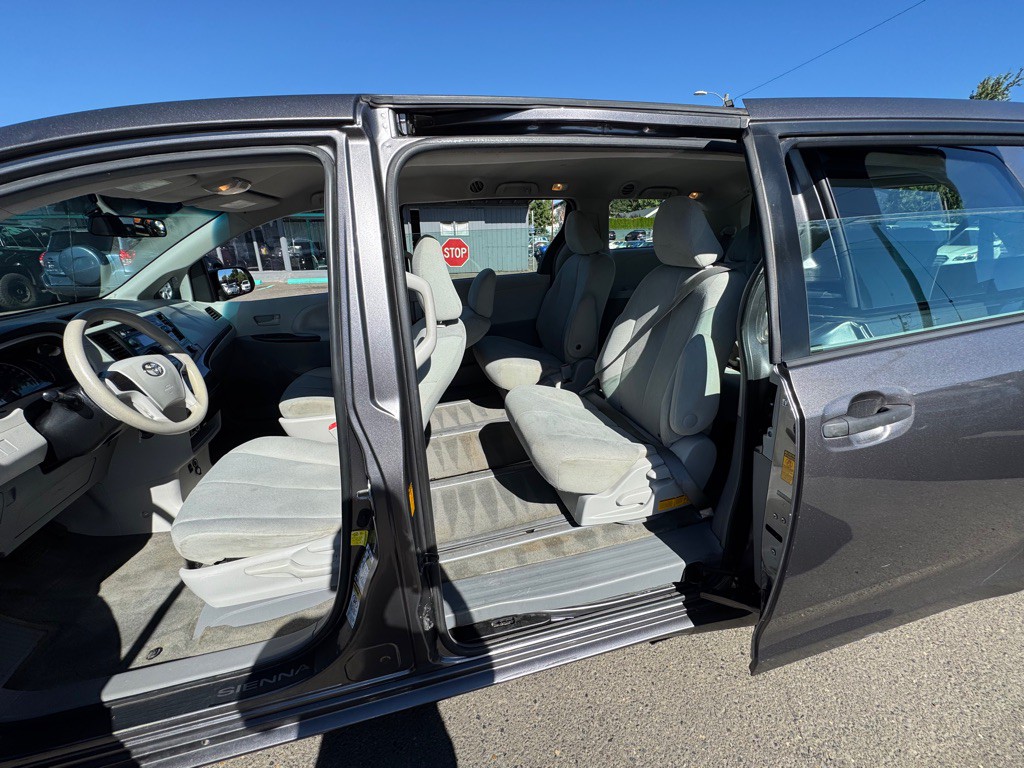 2013 Toyota Sienna Image 12