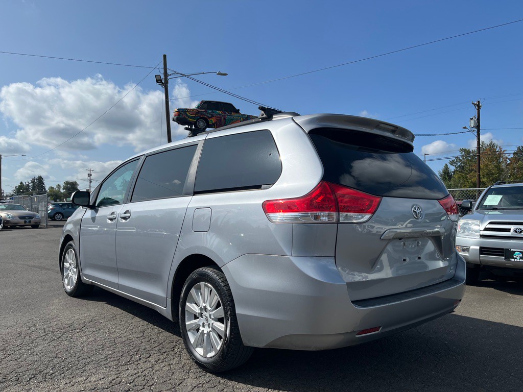 2012 Toyota Sienna Image 2