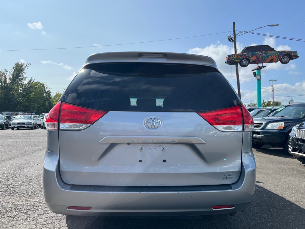 2012 Toyota Sienna Image 3