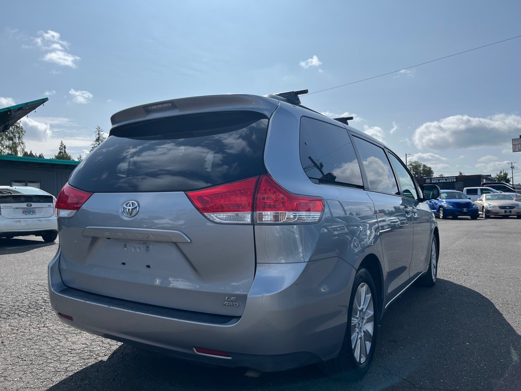 2012 Toyota Sienna Image 4