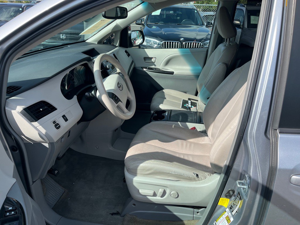 2012 Toyota Sienna Image 7