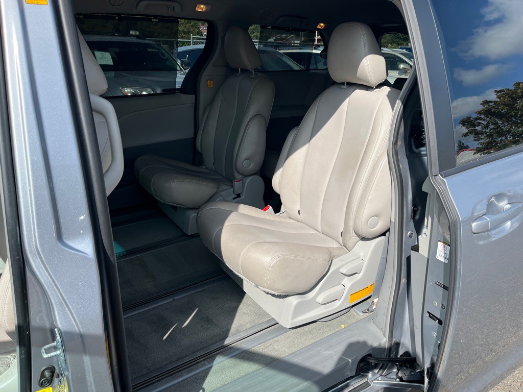 2012 Toyota Sienna Image 8