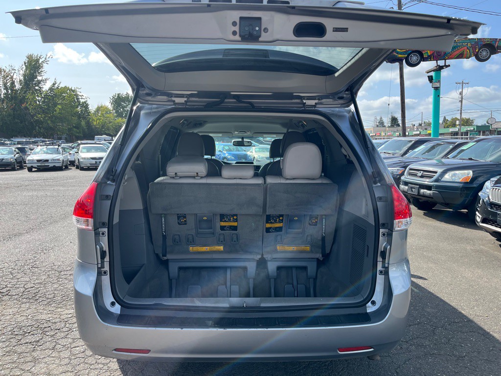 2012 Toyota Sienna Image 10
