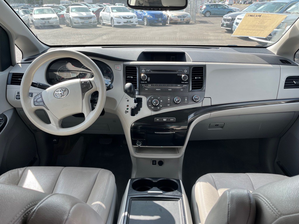 2012 Toyota Sienna Image 11