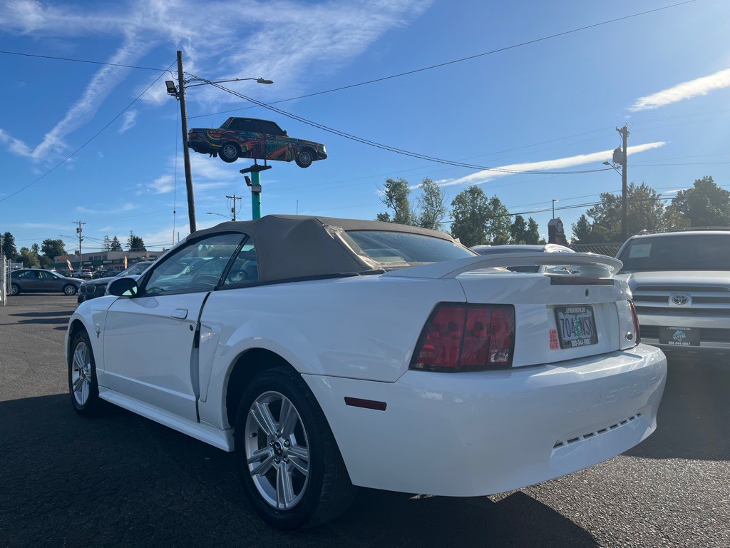 2000 Ford Mustang Image 2