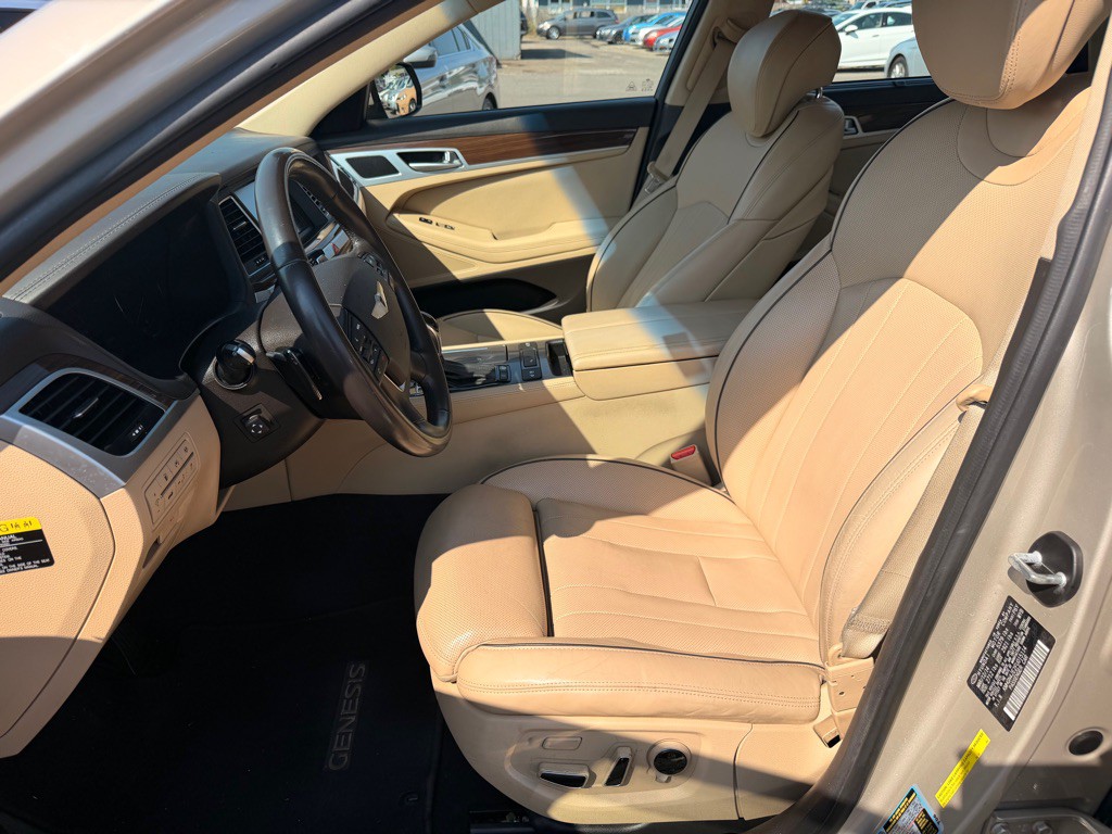 2015 Hyundai Genesis Image 5