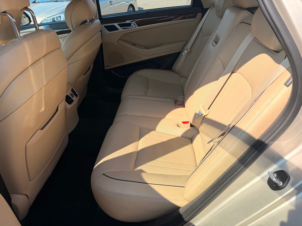 2015 Hyundai Genesis Image 6