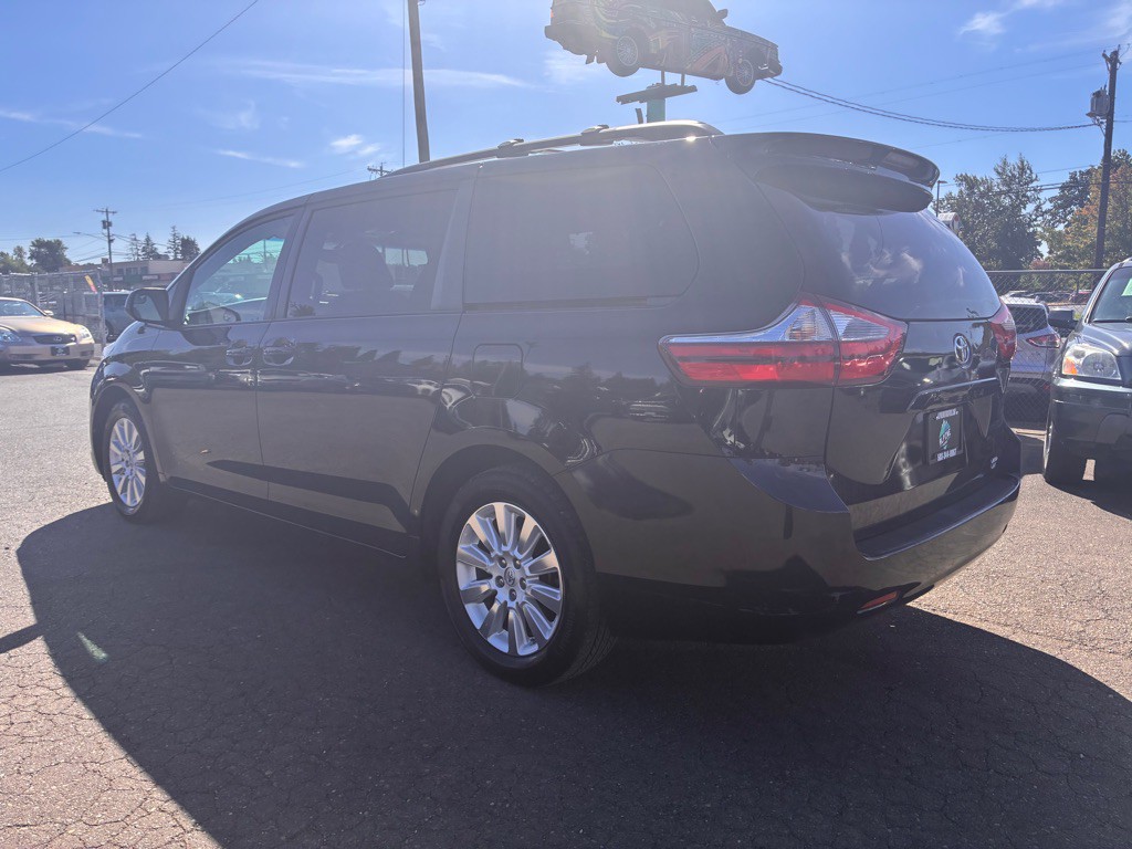 2015 Toyota Sienna Image 2
