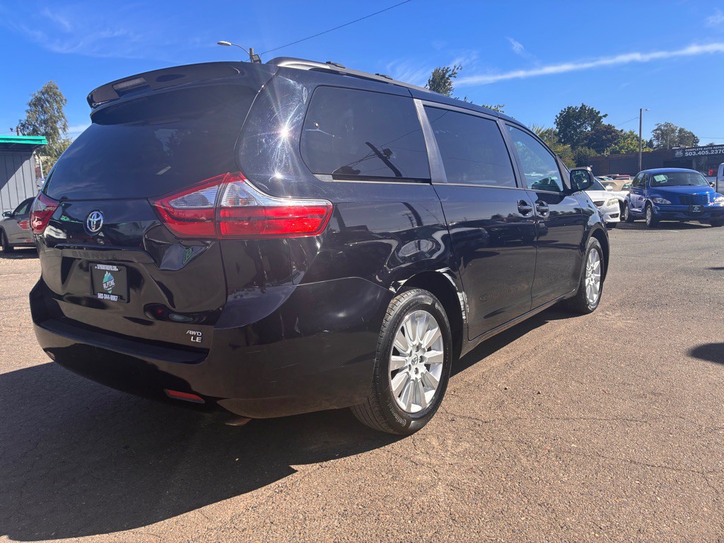 2015 Toyota Sienna Image 4