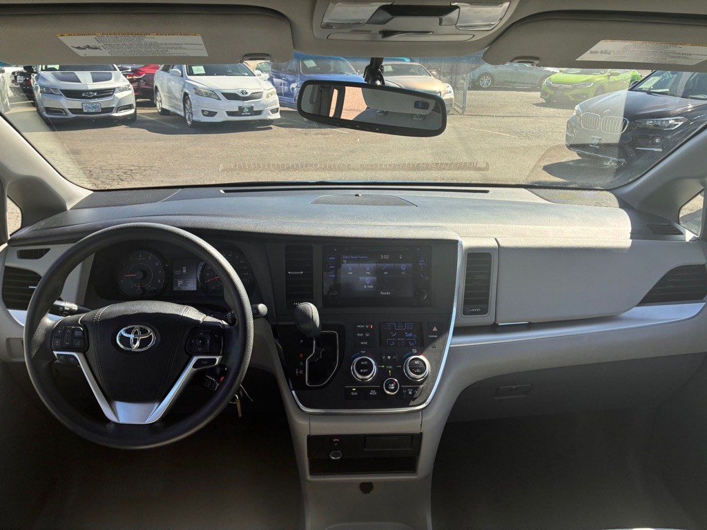 2015 Toyota Sienna Image 7