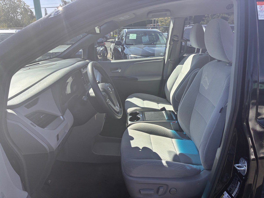 2015 Toyota Sienna Image 8