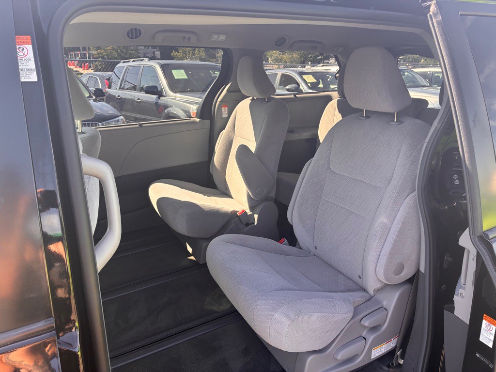 2015 Toyota Sienna Image 9