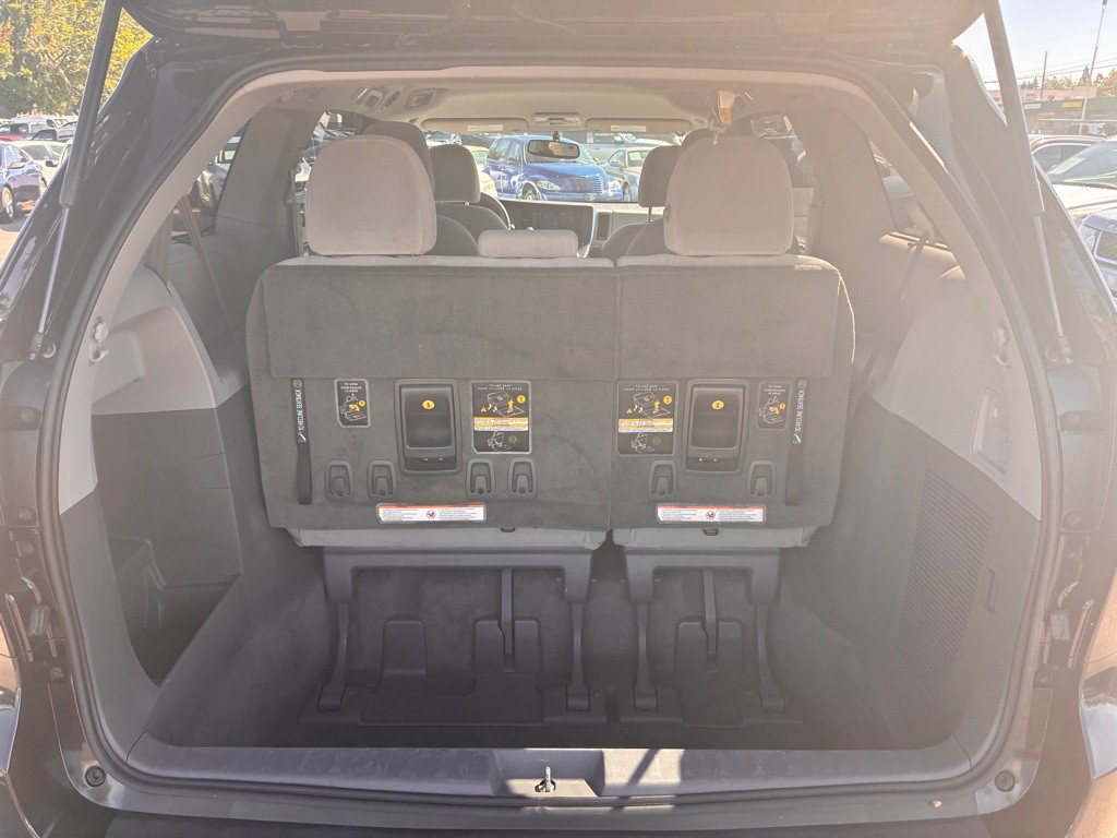 2015 Toyota Sienna Image 11